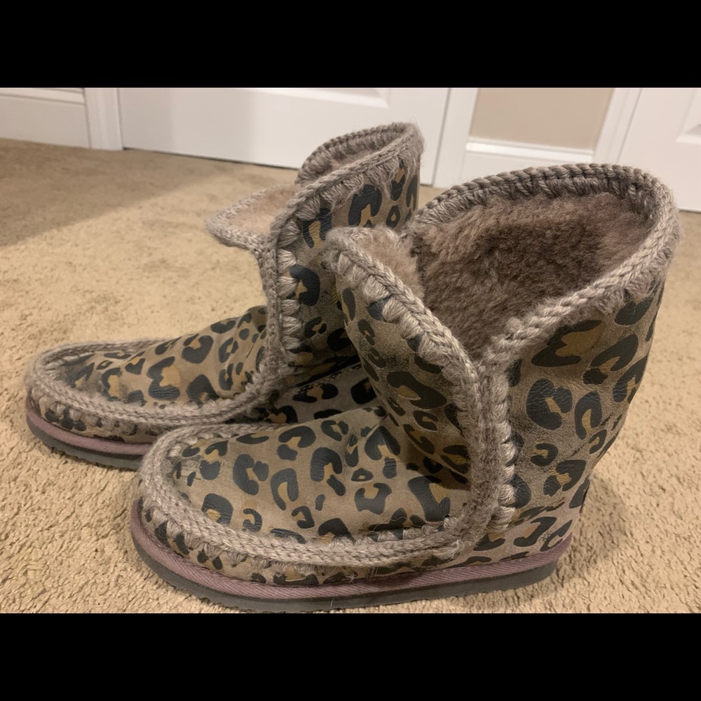 Mou leopard print size 9 boots that I wore a few times. Excellent condition&warm